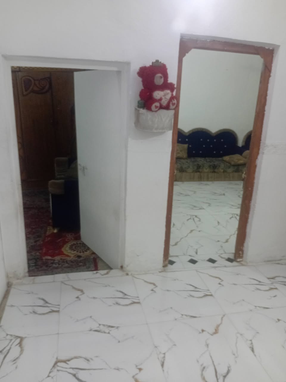 بيت تجاوز للبيع في مغربه على الشارع العام بنص الطابو بشارع جامع الاحرار يتكون من غرف عدد2مناورعدد2 صاله  مطبخ استقبال صحيات داخليه ساحه جبيره للسفسار اتصل ***********
