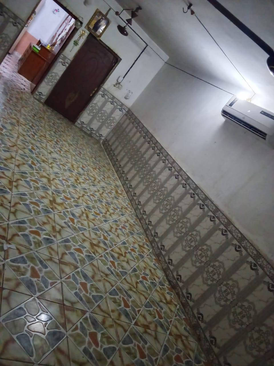 سلام عليكم بيت مساحه،200متر للبيع بحي العدس قرب جسر النعوميه،3غرف وصاله ومطبخ وديوانيه وصحيات كامل مكمل سعره 28وبيه مجال لاه تراسني تصل عله صاحب الرقم +***********
