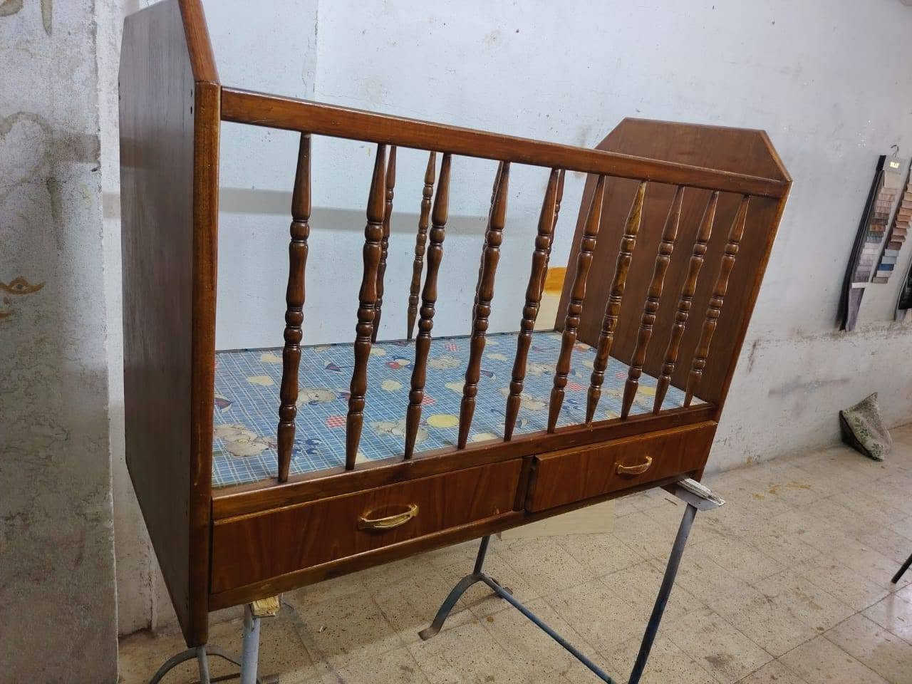 قنصور اربع ابواب نظيف خشب عراقي السعر 90 الف تخت طفل خشب صاج نظيف 45الف للتواصل ***********
