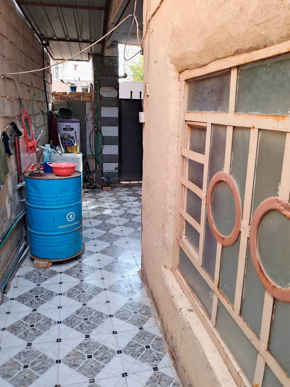 السلام عليكم 
دار للبيع مساحه 100متر طابو زراعي سند 25 قريب على الامام الحمزه يبعد عن الامام 300متر الموقع فرع عدي السعدي ابو الشتايكر الشوراع تبليط مع مجاري داخليه و خارجيه البيت مكون من طابقين الطابق الارضي صاله +استقبال+ غرفه + مطبخ +حمام داخلي الطابق الثاني بي غرفه ومخزن للغراض السعر 40    
للاستفسار على هذا الرقم ***********
