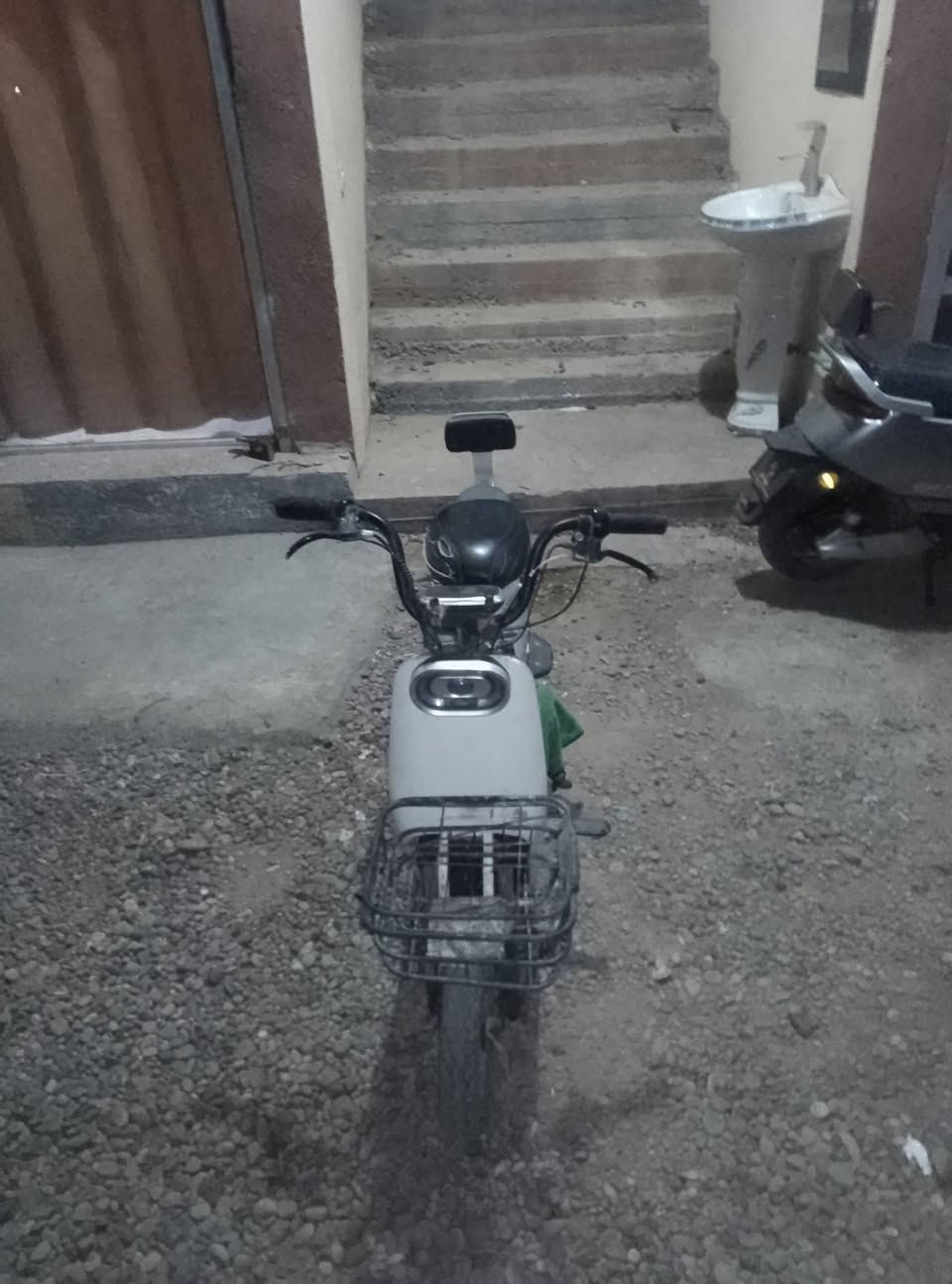 سلام عليكم عندي باسكل شحن محتاج بطاريات وشاحنه جديده كهرباءيات جديده دبل شاير بك خلفي ولايت امامي جدد السعر 50الف***********
