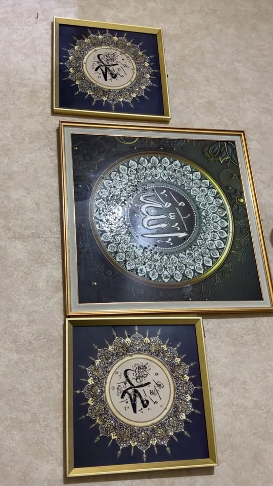 غراض نظيفات الي يحب يتواصل على الواتساب
‭***********‬

نص مكتوب في الصور:
- ابرو للهدايا ebrogifts Follow