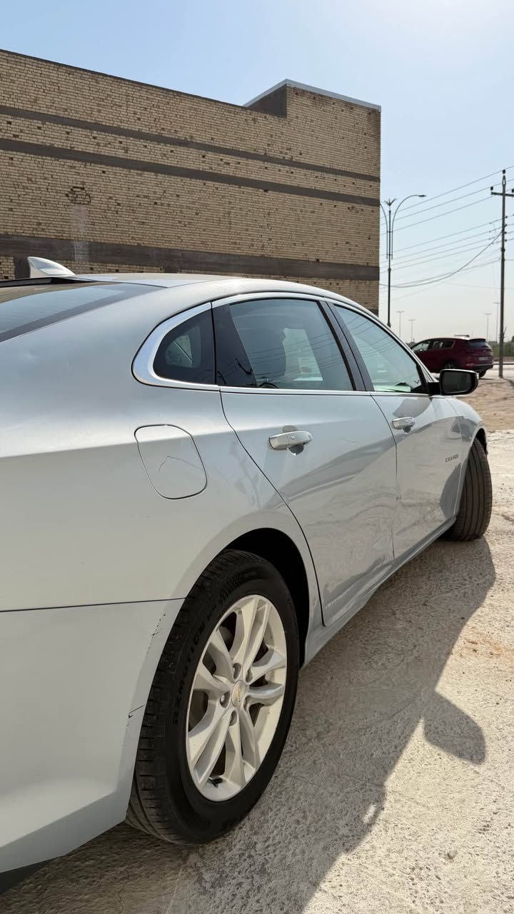 السلام عليكم 
للبيع ماليبو 2018 لونها رصاصي فاتح مواصفات LT السيارة حادثها قبق الجنطة وراجع بارد وهنا ب العراق بيها طخات وبارد مثل ما موضح ب الصور والسونار كير ومحرك وشاصي مكفولات السيارة مابيها لا تبديل ولا صبغ والبدي شوف العين دهن ستوه مبدله جديد وبيها نقوصات اخرى بسيطة 
رقمها بصرة بأسمنه السنوية منتهية صارلها سنة 
مكاني : البصرة _ ياسين خريبط 
هاتف : ***********
سعرها 90 ورقة وبيها مجال للشراي Singapore
