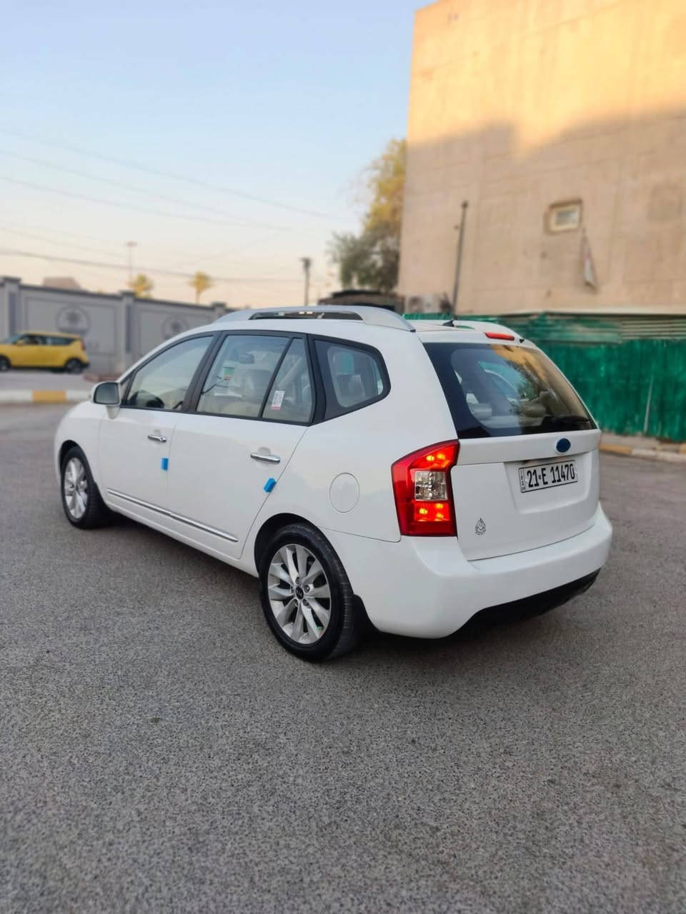 سلام عليكم كيا كارنز مديل ٢٠١٣ وارد خليجي جديده جدا وجاهزه مكينه وكير مامفتوحات برغي ما مفتوح بيهن تبريد وصدر أمامي خلفي وتخم تاير جديد ماشيه ١٥٥ حقيقي دواخل جدد مثل ما موضح بل صور وبل عافيه ع ياخذها سنويه وهزه جديده رقم نكليزي دولي جديد 
مواصفات السياره .. 
فتحه سقف 
مري شفط + اشاير 
كشن كهرباء
سبعه راكب  
شاشه + كامره دواره + كامره أماميه 
سايد بريك بل رجل 
قطعتين تبريد 
سويجات عدد ٢ مال شركه 
بيها صبغ جاملق أمامي وخشم لبنيد وكصت لقماره يم لفتحه اثر تكشير تعرفون بل خليجي يكشر صبغه 
للعنوان سياره بغداد 
رقم الهاتف *********** 
السعر ١٠٧ وبيها مجال بسيط
