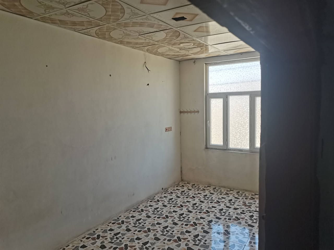 مشتمل طابق ثاني بناء حديث
غرفه 
استقبال 
حمام 
مطبخ 
سعر الاجار١٥٠ 
العنوان مدخل الخضراء 
***********
