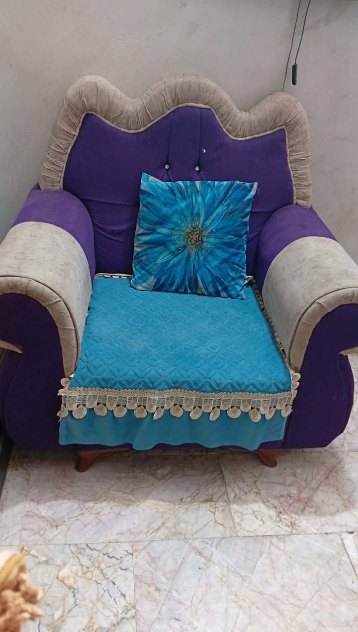 قنفتين • كرسي • مكسورة