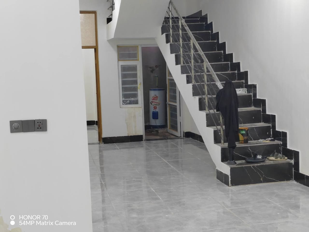 سلام عليكم بيت للبيع في حي الحكيم قرب معمل الاوكسجين مكون البيت من استقبال ومطبخ وهور وغرفتين مساحه 175 الاستفسار على المزيد👈رقم *********** او المراسله على الخاص/
