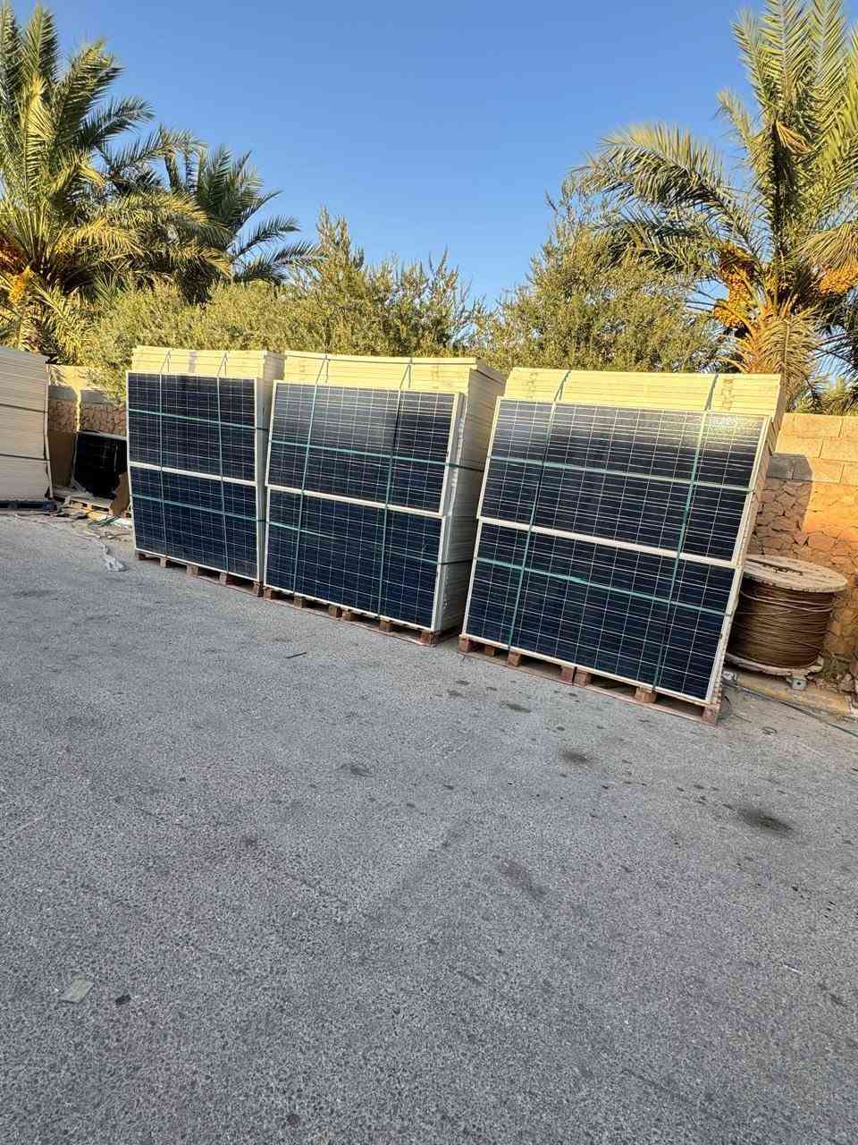 ألواح طاقة شمسية مستعملة نظيفة.. ٣٠٠ واط ماركة ترينا موجودة في القائم... للتواصل ***********
سعر خاص لأصحاب الجملة
