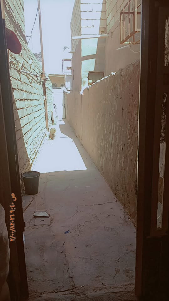 سلام عليكم بيت للبيع مساحه 100خلفي غرفه ومطبخ وهول وساحه صغيره مكان بدجين قرب موكب صدر العراق الثالث وقريب على شارع القسم  الاستفسار ‭***********‬
