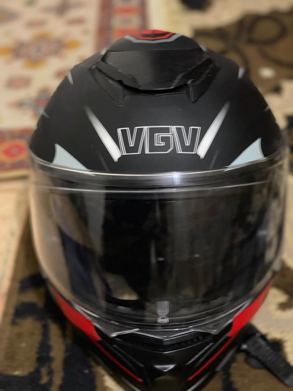 السلام عليكم
خوذه للبيع 
اصليه مستعمله ايام قليلة 
السعـر ٧٥ وبيها مجال
قياس XL
الاستفسار 
***********
