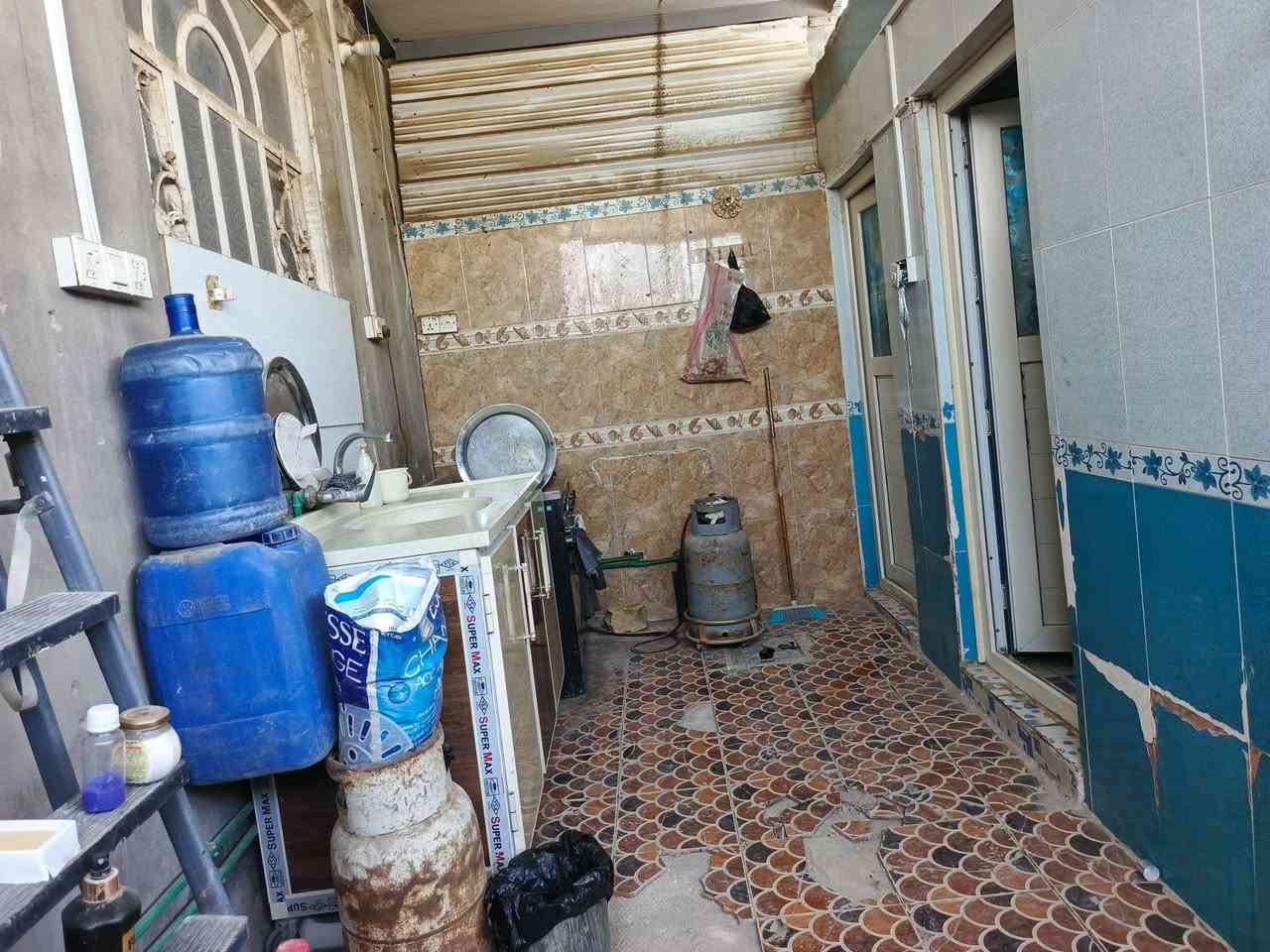السلام عليكم
بيت للبيع مستعجلين. المكان الأحمد 
مقابل حسينيه فاطمه الزهراء.. قريب على الشارع كلش! 
مساحة البيت107متر. 
مكون من براني، 
وصاله،، وطارمه،، وصحيات،، داخليه وخارجيه.، ومطبخ، 
خدمات.. 
المجاري.. ابابك ضبط والماي كذالك
رايدينه ب(27)وبيه مجال قليل.. 
للاستفسار الاتصال على الرقم
***********
