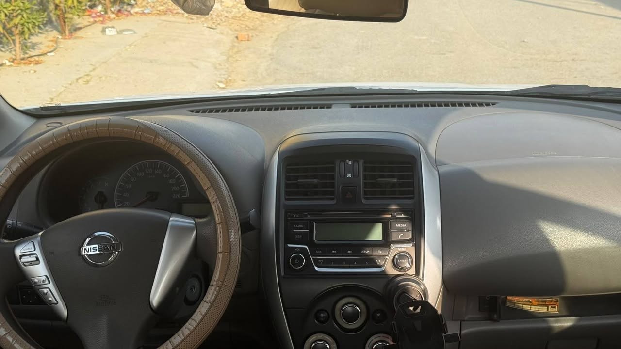نيسان سني هندي بليته الزركه للبيع
موديل ٢٠١٩
ماشية ٩٠ 
سياره جديده بمعنى الكلمه 
رقم بغداد 
تحويل شوكت متريد 
تحكم ستيرن 
تبريد ثلج 
فلس متخلي عليها 
ترايك للبصرة 
بيها شبر صبغ بالجاملغ الخلفي بسبب شخط 
السعر ٩٨ وبيها مجال بسيط
مكان السيارة الفلوجة 

للتواصل *********** اتصال* واتساب 
***********
