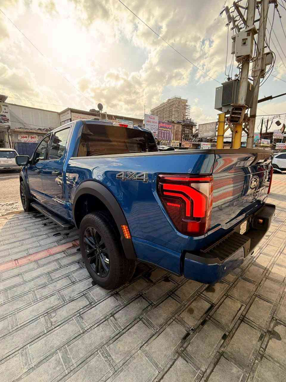 بسم اللّه الرحمٰن الرحيم
اللهم صلِ على محمد والِ محمد 
للبيع فورد F150  2024 هايبرد فول مواصفات  اللون بحري ازرق مميز
ممكن تترقم بغداد او شمالي 
ماشية 35000 ميل فقط  مكان السيارة ببغداد
مواصفات السيارة 
حساسات 
رادار 360درجه
كامرات 360 درجه
ميز طعام
باب بدي فتح عل البصمة كهربائي
شاشات عدد 2 ديجيتل حجم كبير مال فول مواصفات 
قيادة ذاتيه و تحديد مسار واتو ستوب توقف ذاتي
كير 10 نمر 
كشنات كهربائي و تدفئه 
مري  كهربائي و اشاره و كامرا 
انارة محيطية 360 درجة 
منافذ كهرباء 220 فولت و كذلك 110 فولت بكل مكان بالسيارة  3 منفذ بالبدي طلب خاص 
وضعيات القيادة اكثر من 7 انظمة ( جبلي و صحراوي و اقتصادي و طبيعي و سبورت و سلس و صخري و ممطر الخ...)
محرك 3500 تون تيربو كير 10 نمر ، 4 ويل درايف 
 السيارة  حادثها فقط البنيد مفتوح بدون صبغ و رصعة بالقمارة صغيرة جدا لمزيد من المعلومات واتس اب او اتصال 

 
***********
