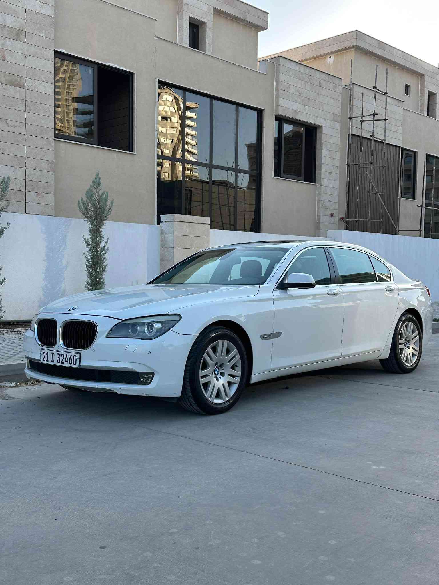 BMW 730Li
وكاله العروش موديل 2012
محرك 6 سلندر  بدون توربو المرغوب N52
سنوية وهزة ورقم جديدات
‏ضمان دولي
سي دي 6 اقراص
شاشه 
سلايد روف 
بصمة . بصمتين الوكالة موجودة 
خزن ميموري كشنات + ستيرن
كشنات فول. كهرباء 
5 بردات 
حساسات 360
مري شفط + قلاب مع البك
اوتو هولد 
انظمه قياده 4 
دبل خلفي جوبلس
هاند بريك كهرباء
ماشية 267 الف 
صيانة كاملة بدون اي خلل ولا مسج
كير ومكينة مكفولات 
باب خلف السائق صبغ 
والصندوك 
باتري جديد 
تخم تايرات جديد
سيرفس كامل بدون اي نقص
رقم سليمانية الجديد بسمي تحويل مباشر 
العنوان سليمانية 📍
السعر 165ومجال حگ الجية
للأستفسار اتصل ***********

