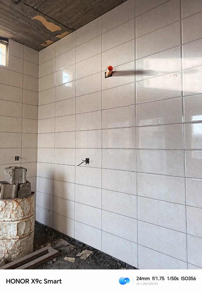 سلام عليكم اسطة كاشي مرمر بورسلين متفرق شغل هندسي / وذا اكو مقاول اشتغل وياه وشلون يريد ارهم 
***********

نص مكتوب في الصور:
- HONOR X9c Smart 24mm f/1.75 1/50s ISO356 16:01 14/01/2026