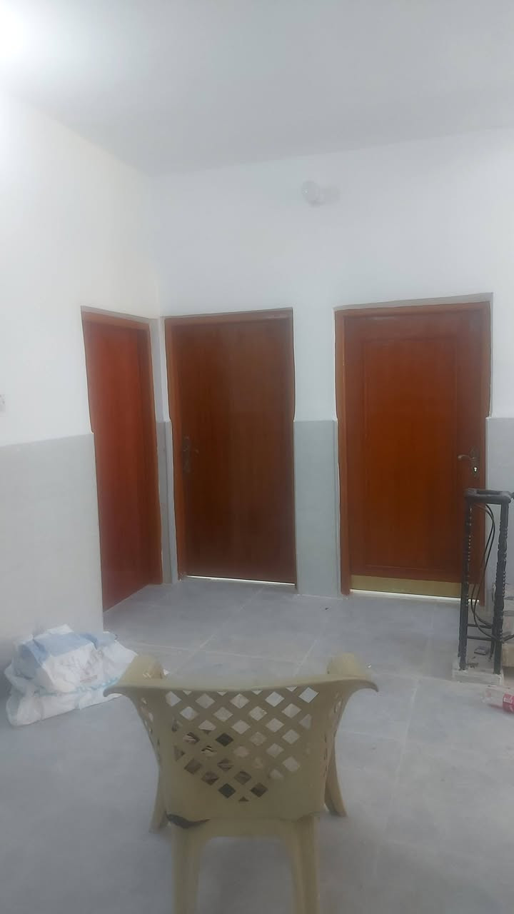 الدار للبيع بالشهداء شارع الاطلال ثاني فرع على اليسار قديم مرمم حديث حاليآ غير مسكون مساحه ٢٠٠متر وجه ١٠متر ونزال ٢٠متر سطح صب واشتايكر جديد إستقبال وهول وصالة وغرفتين نوم وكراج وحديقة وصحيات داخليه وخارجيه السعر ١٤٠ وبي مجال 
الهاتف ***********
