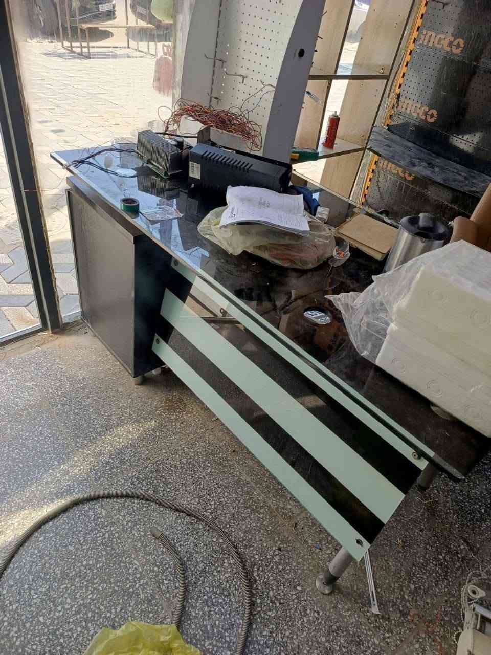 ميز وعارضات انجيكو وفاترينات زجاج للبيع بغداد حي العامل ***********
