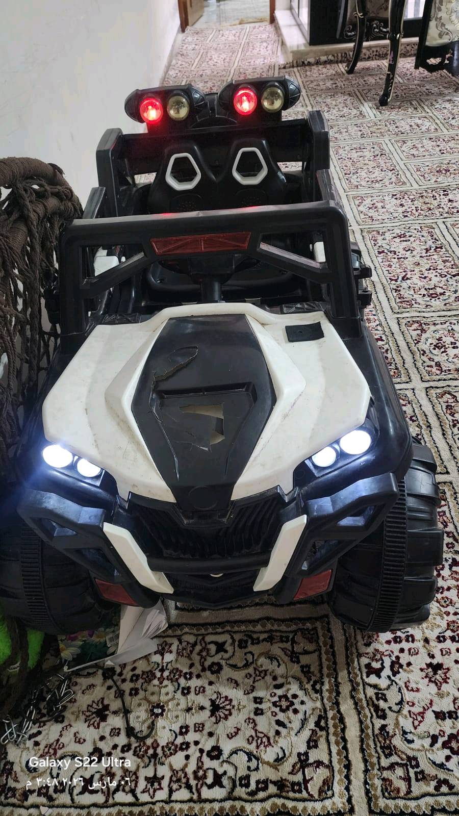 سيارة اطفال للبيع حجم كبير شغاله فول وشاحنه وياها السعر 100
