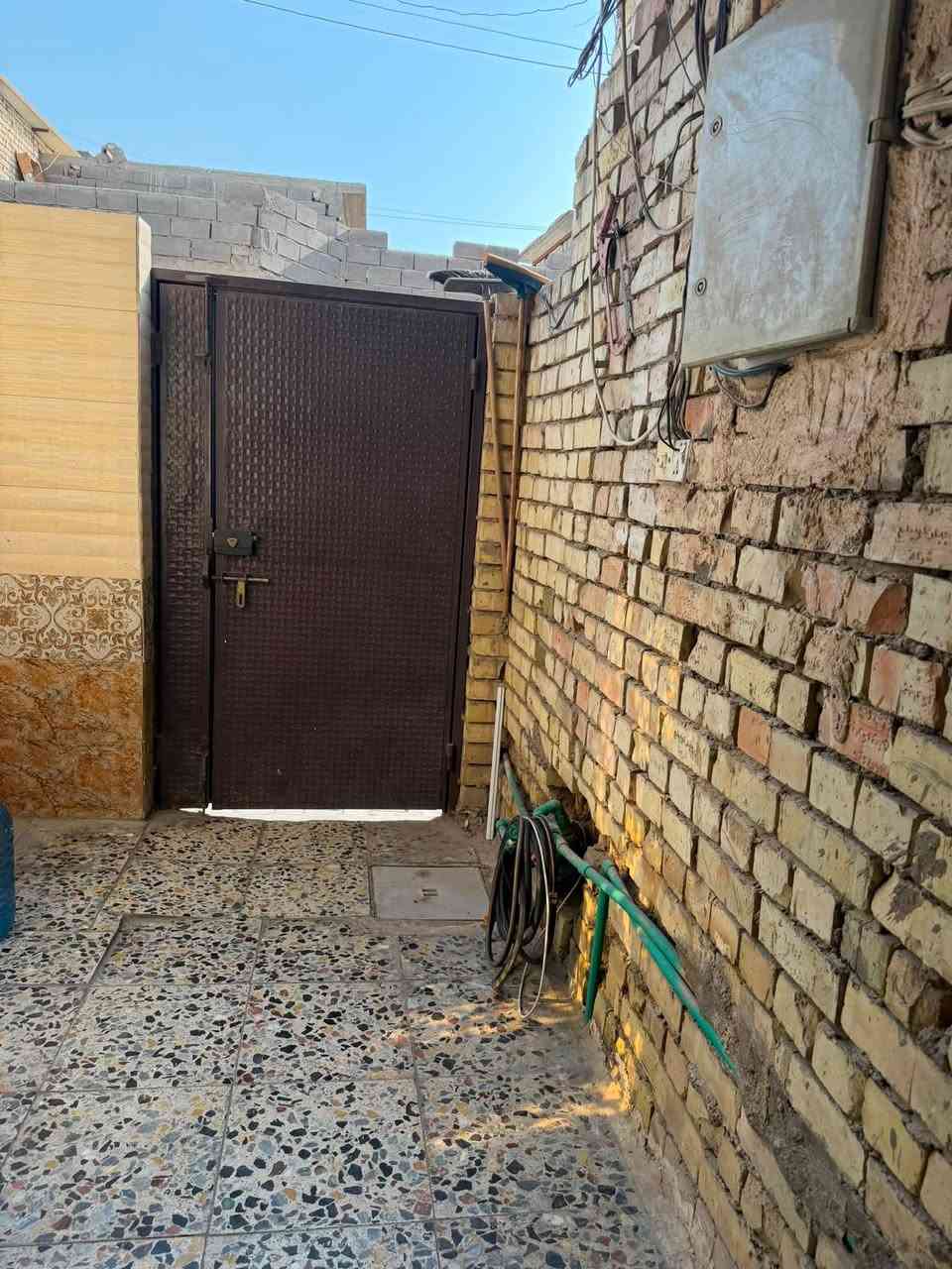 السلام عليكم دار للبيع المساحة 75متر  طابق ونص
استقبال
صاله وهي مطبخ
غرفه نوم 
وفوك غرفه نوم وبيتونه
مقابيل كراج أبو الريش المنطقه مخدومه مي مجاري مقرنص كهرباء للاستفسار ***********
