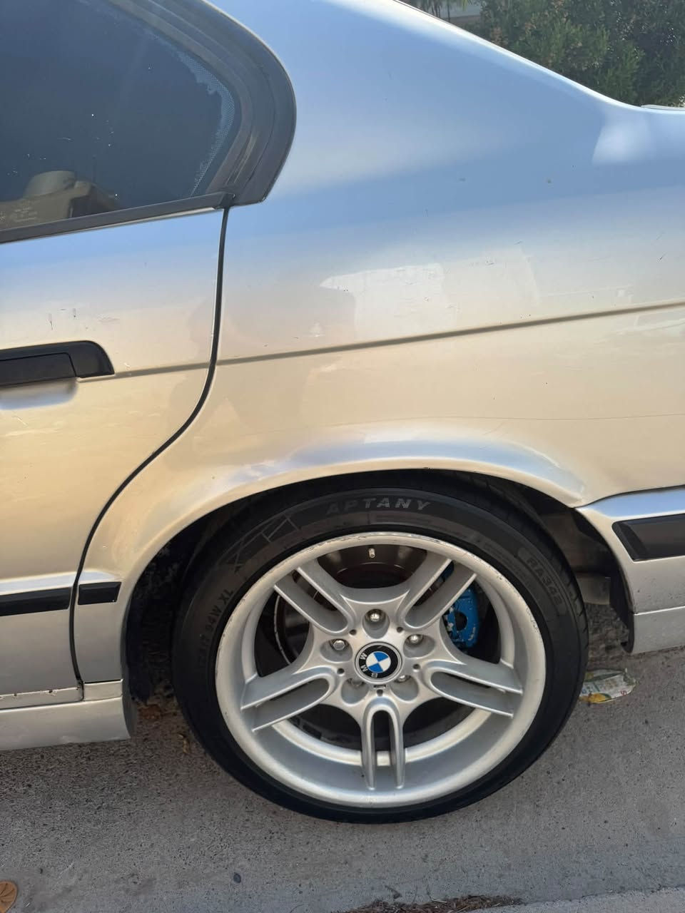 السلام عليكم  للبيع BMW 1993اصل    مكينه وكير اوتو 525. ألون سلفر السياره كلشي بيها بلادي بدون دعم بدون دكه جاكوج بجم عريض أربع جام كهرباء كشن جلد سلايت روف تخم تاير ويل حصيره بلاد عليها باتري جديد تبريد ثلج كهربائيات صدر خلفي امامي جديد رقم أربيل باسمي شرط التحويل     مكانها اربيل   وسعر ٦٨ وبيها مجال لطيبين  *********** وتساب
