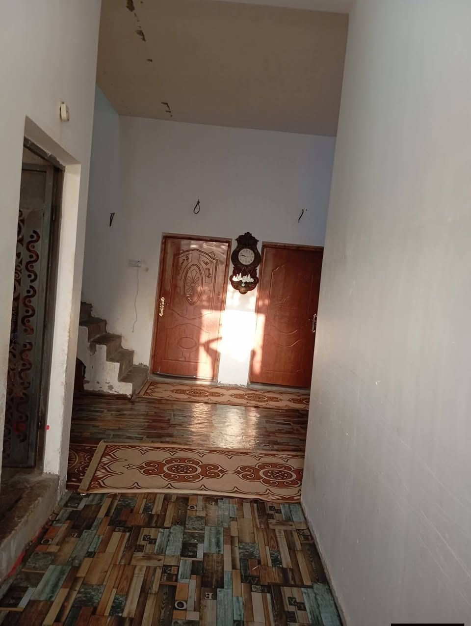 السلام عليكم بيت للبيع مع حديقه المساحه ٤٠٠متر متكون من قرفتين وصاله ومطبخ  واستقبال وصحيات خارجيه وداخليه المكان على طريق أبو الماش نهايت السايدين متوفر خدمات أساله بل باب كهرباء وسحب سعر 43وبي مجال باقي تفاصيل ***********//***********
