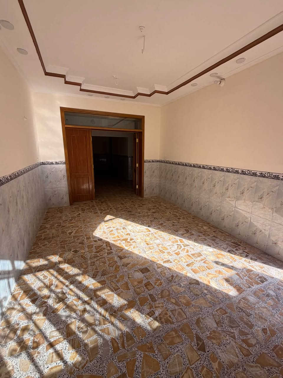 سلام عليكم 
يتوفر بيت للبيع
المكان  كربلاء المقدسه 
الجمعيه 
فرع فندق اولاد الرسول او افندق القريشي 
نهايه الشارع قرب منتوجات النفطيه سابقا 
يبعد عن الامام الحسين 10دقايق مشي 

المساحه 105 متر
واجهة 7.5 
طابقين 
استقبال ومطبخ وصاله
حمامات ثنين ومنور
طابق ثاني غرفتين نوم وحمام تواليت 
نضيف جدا البيت 

***********
***********
