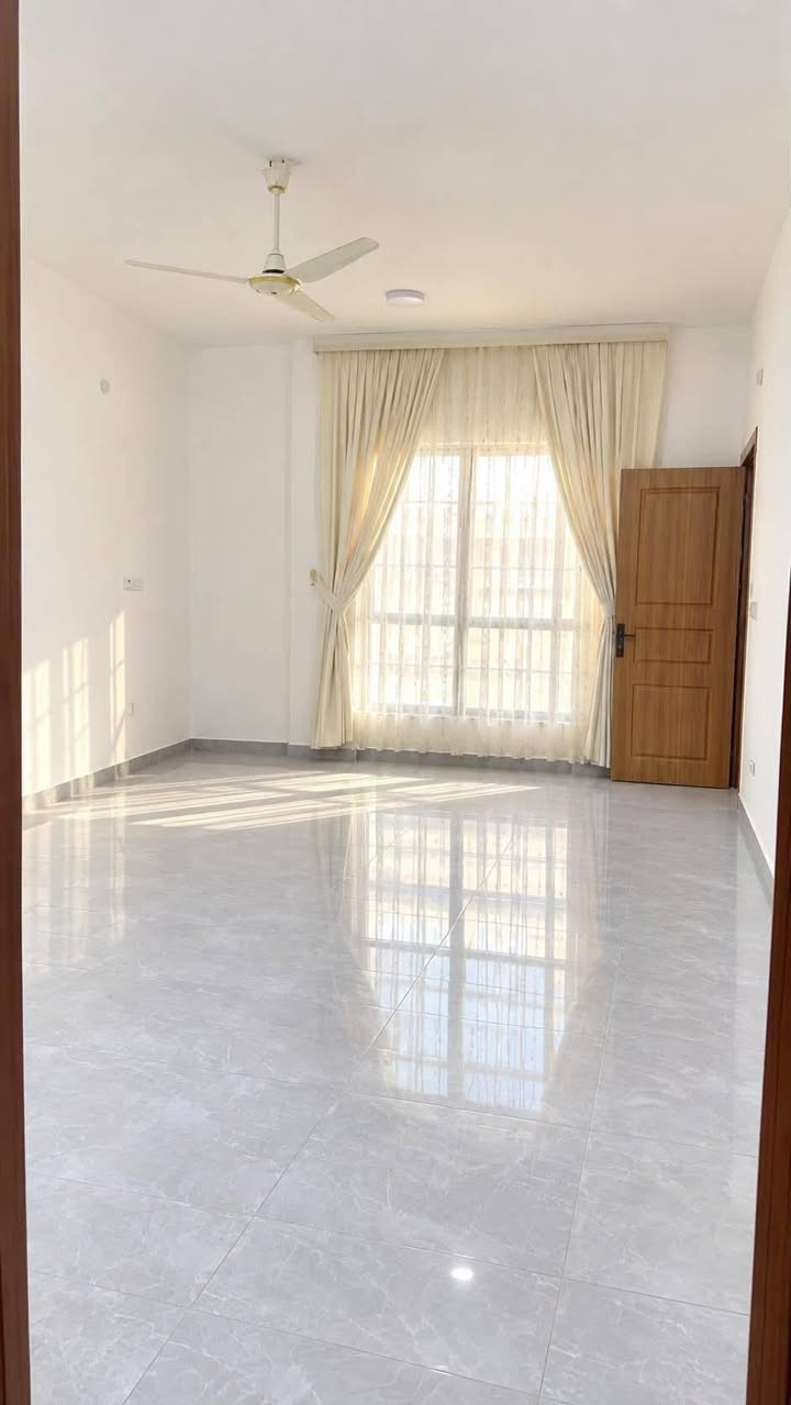 🔥بيييع مستعجل
🏠 بيت طابقين للبيع – الرمادي / مجمع السلام – الصوفية

📍 الموقع: مجمع السلام – الصوفية، قرب فلكة العلم
📍 شارع أربعين

🔹 مساحة العقار: 200 م²
🔹 شارع مبلط بعرض 15 متر
🔹 طابو صرف – تحويل مباشر
🔹 البيت طابقين

🏡 الطابق الأول:
• غرفتان
• صالة
• مطبخ
• ديوانية
• صحيات داخلية وخارجية

🏡 الطابق الثاني:
• غرفتان
• صالة
• صحيات

✨ المنطقة متوفرة فيها جميع الخدمات
🏫 مدارس
🛒 أسواق
وغيرها من الخدمات
💰السعر:125بيه مجال للشراي 

📞 للاستفسار اكثر مراسله الصفحة
