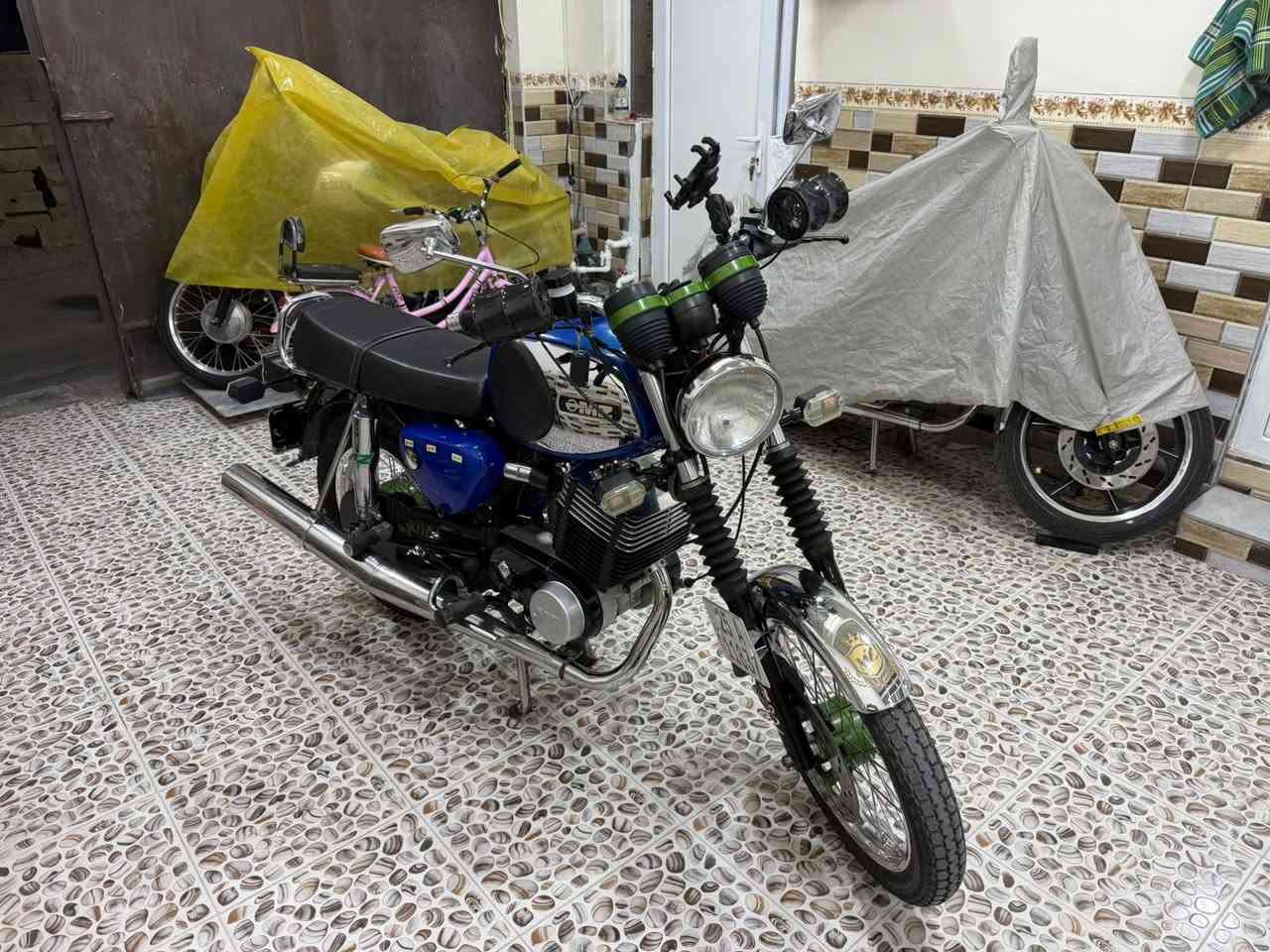 السلام عليكم
اخوان دراجه  MZ 81  للبيع

 محرك استند 301

ملفها كلاتور مو ماكنيت 

كهربائية كلها شغاله

لحيم ما بيها فقط خشم امبدل 

دراجع معمره جديده

رقم سنويه تحويل مباشر

شراي يتصل على رقم ***********

دراجه وكل تفاصيلها موضحه بفيديو

مكان دراجة محافظه كركوك
