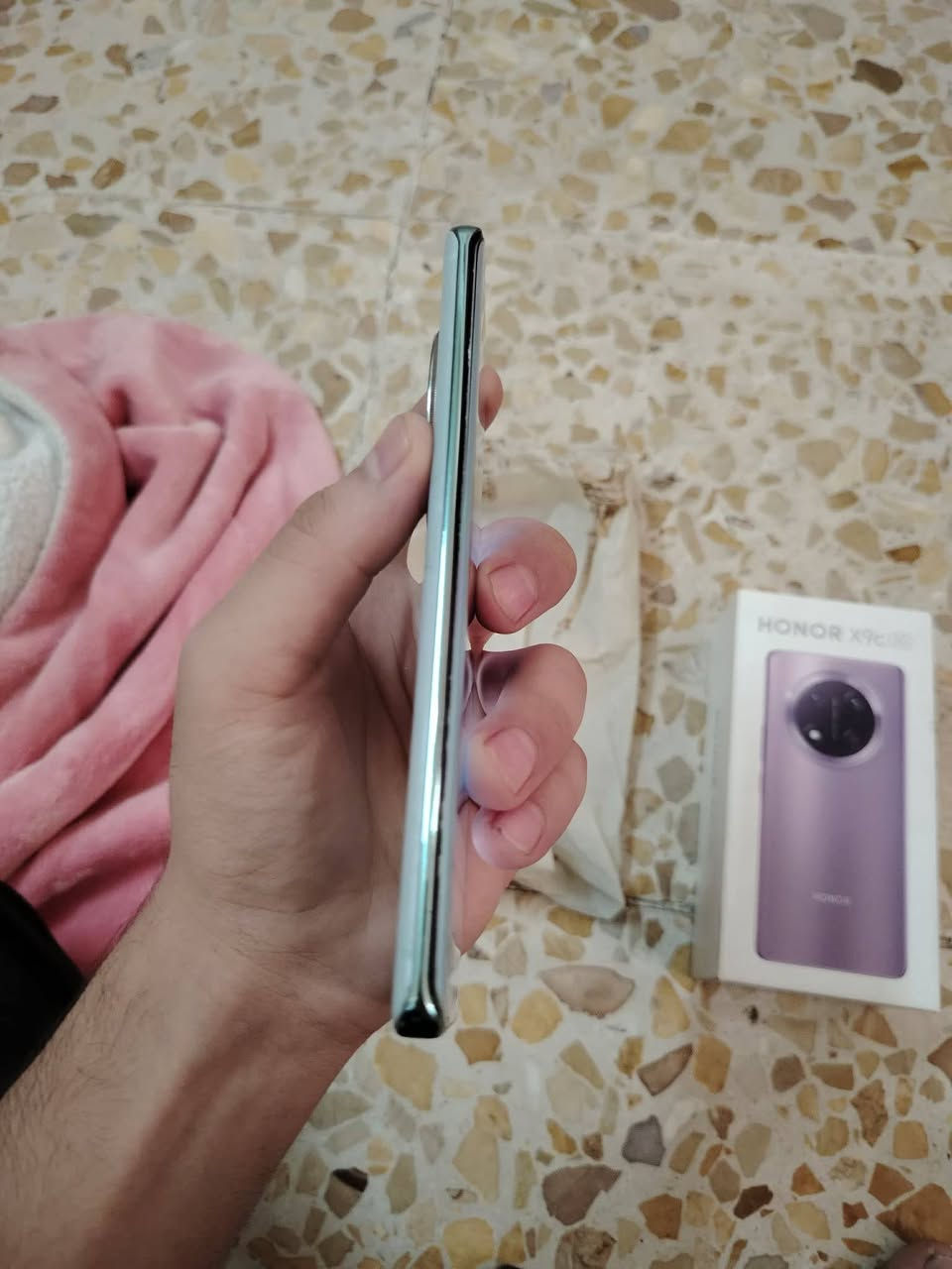السلام عليكم هونر x9C 5G للبيع فقط بي نقطه بال شاشه وما مآثره عليه تلمس طبيعي هوه وكارتونته وشاحنته لزكه اصليه وحافضه اصليه رام 12+12=24 ذاكره ٢٥٦ بصمه شاشه وجه مكفول من زلغ فقط هاي النقطه وتلمس طبيعي صارله عندي ٥ أشهر والنقطه نفسها سماعه فوك وجوه موبايل راقي سعره ٢٩٠ العنوان بغداد الرشاد شارع القاعده رقم الهاتف *********** لا يوجد توصيل
