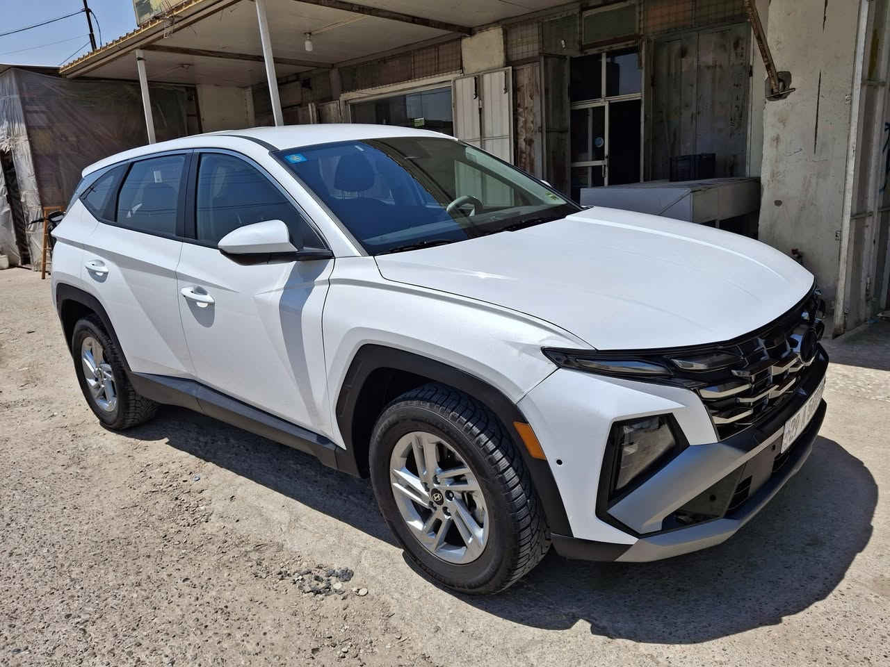 🚗 للبيع: هيونداي توسان SE موديل 2025 🚗
المواصفات والبيانات:
​الموديل: 2025
​الفئة: SE
​اللون: أبيض ملكي
​العداد: 14,000 كم فقط
​الرقم: لوحة واسط (ألمانية)
​المحرك: 2500 (4 سلندر) - 187 حصان / كير أوتوماتيك 8 سرعات
​المميزات والتقنيات:
​شاشة تفاعلية مع دعم Apple CarPlay و Android Auto
​كاميرا خلفية + حساسات
​أنظمة أمان ورادار متكامل (تحديد مسار، كبح طوارئ، مثبت سرعة ذكي)
أوضاع قيادة متعددة 
اللايت الخارجي اوتوماتيك عالي واطي 
​ويل كب ألومنيوم قياس 17 بوصة وإضاءة Bi-LED
​الأوراق والتفاصيل القانونية:
​السيارة مسجلة باسم (والدة شهيد).
​جاهزية تامة لأي ضمان يطلبه المشتري: وكالة، مكاتبة، أو أي إجراء قانوني يضمن كامل الحقوق.
​الحادث: وضعيّتها والحادث موضحان بالصور المرفقة مع المنشور.
الضربة ما واصلة للشاصي فقط الدعامية البلاستيك كما واضح في الصور 

​💵 السعر: 210 ورقة (21,000 دولار)
📍 المكان: واسط - الصويرة
📞 للتواصل: ***********
