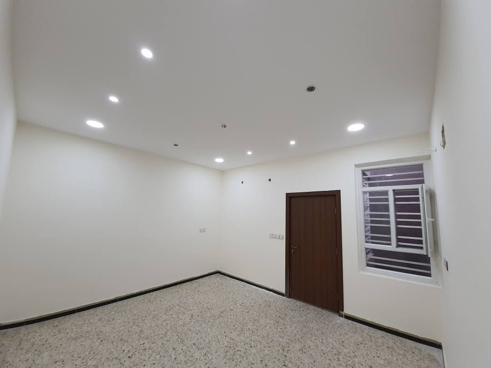 دار سكني مميز للبيع في بغداد الجديدة - حي القضاة
• الموقع: بغداد الجديدة - حي القضاة (موقع مخدم وقريب من الشارع العام والخدمات).
• المساحة الكلية:100 متر مربع.
• الأبعاد: الواجهة 5 متر | النزال 20 متر.
• عمر البناء:5 إلى 6 سنوات (بحالة مميزة ونظيفة جداً).
• عدد الطوابق:3 طوابق.
📐 تفاصيل وتقسيم الطوابق:
• الطابق الأول: استقبال واسع، مطبخ، حمام، وغرفة معيشة (هول) مميزة (يمكن تحويلها إلى غرفة نوم بسهولة).
• الطابق الثاني:2 غرف نوم مريحة وحمام إضافي.
• الطابق الثالث: غرفة إضافية مع بيتونة كبيرة (تصلح كمخزن أو مساحة غسيل).
✨ مواصفات وإضافات خاصة:
• المنظومة الكهربائية: الدار مجهز بنظام عاكسة كهربائية متكامل (طاقة خزن للطوارئ عند انقطاع التيار).
• الأثاث والتجهيز (مؤثث جزئياً): الدار يحتوي على كاونترات مطبخ راقية وجاهزة، أجهزة تبريد، بالإضافة إلى قطع أثاث أخرى ومواصفات مميزة يتم الاطلاع عليها أثناء المعاينة.
💰 السعر المطلوب:(360)مليون دينار (قابل للتفاوض المعقول للجادين).
📞 للاستفسار والتواصل: يرجى الاتصال هاتفياً أو المراسلة عبر الواتساب على الرقم: [***********]
-------------------- بغداد, العراق
