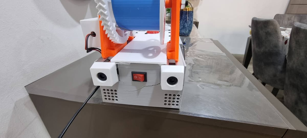 ماكينة صنع خيوط الطابعة ثلاثية الأبعاد (Filament Extruder / Winder)، والتي تُستخدم خصيصاً لإعادة تدوير الزجاجات البلاستيكية (مثل زجاجات PET) وتحويلها إلى خيوط بلاستيكية قابلة للاستخدام في الطابعات ثلاثية الأبعاد. [1, 2]
خصائص الآلة:

الوظيفة: سحب ولف وتصنيع خيوط الـ PET من النفايات البلاستيكية لتقليل تكلفة مواد الطباعة.

التصميم: تحتوي على هيكل من الألومنيوم، أجزاء مطبوعة بتقنية 3D (تروس وحامل البكرة)، وحدة تحكم رقمية وشاشة عرض لدرجة الحرارة أو السرعة.

الاستخدام: شائعة بين هواة الأعمال اليدوية ومشاريع إعادة التدوير المنزلية. [1, 2, 3, 4, 5]

ماكينة صنع خيوط الطابعة ثلاثية الأبعاد (Filament Extruder / Winder)، والتي تُستخدم خصيصاً لإعادة تدوير الزجاجات البلاستيكية (مثل زجاجات PET) وتحويلها إلى خيوط بلاستيكية قابلة للاستخدام في الطابعات ثلاثية الأبعاد. 
شغال والفديو موجود جديد ما مستخدم بس بيها هذا فطر بالبلاستك وما مأثر السعر ٨٥ 
***********

