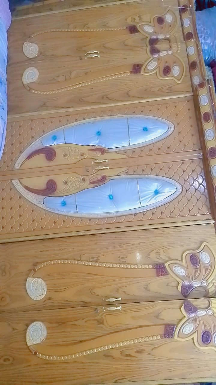 السلام عليكم غرفة اخشاب  للبيع استخدام سنه نضيفه سعر 650 و بيه مجال موبايل ***********
