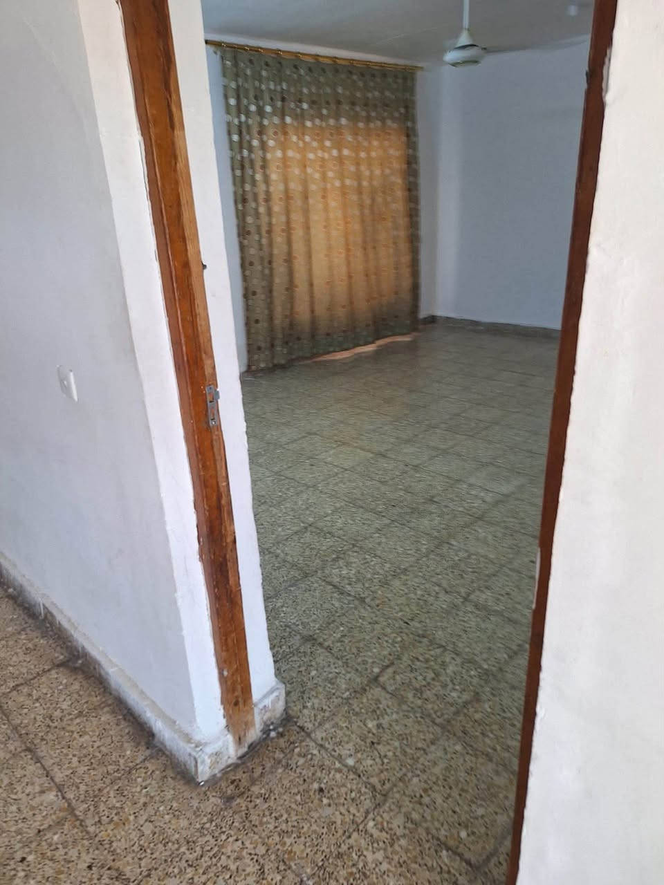 🏠 بيت للإيجار – موقع مميز جداً

📍 حي الشرطة – على شارع 40 مباشر
📌 مقابل مول طيبة

🏢 الطابق الثاني – بيت كامل ومعزول، وليس شقة
📐 المساحة: 400 متر

✨ يحتوي البيت على:
🛏️ غرفتين نوم
🛋️ صالة
🚿 حمام + تواليت
🍳 مطبخ
🌤️ سطحين: سطح الطابق الأول + سطح الطابق الثاني
🚪 مدخل مستقل وباب خاص
🪜 درج مريح ومستقل
⚡ خط مولد
💧 بوستر مي
✅ كلشي جاهز للسكن

💰 الإيجار: 350 ألف دينار شهرياً
👨‍👩‍👧 مطلوب عائلة صغيرة فقط

📸 الصور والفيديوات متوفرة على الخاص.

📞 للاستفسار:
☎️ ***********
📱 واتساب: ***********

🏡 الرحمة للعقار — للبيع والإيجار
