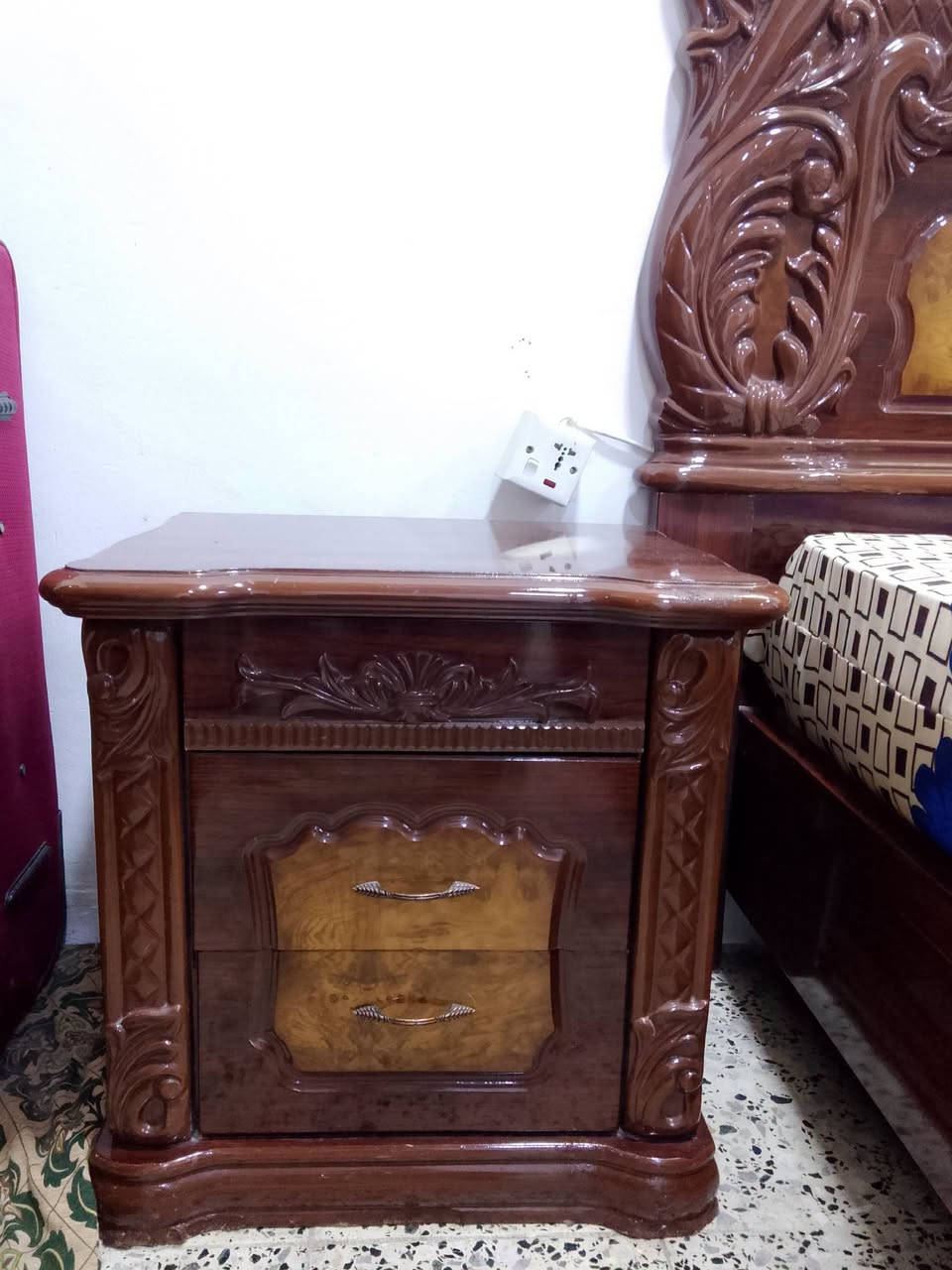 غرفة نوم ايطالي تحتوي على  ٨ قطع 
السعر ٥٠٠٠٠٠ الف 
العنوان حي التأميم
رقم الهاتف ***********
