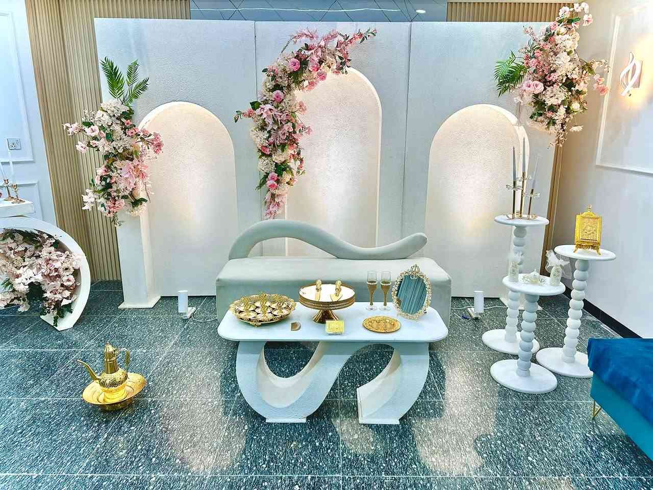 للبيع كوشه مستخدمه بس كلش نضيفه
الاطارات الخلفيه عباره عن خشب 
قياسات 1.20 
الطول2.5
 لكل قطعه الخلفيات تجي 3 قطع ووميز جانبي  والجمد لله الكوشه مرزوقه وكلش بيها تاجيرات الحمد لله بس اني سديت المخزن وماعندي مكان تخزين فاريد ابيع 
اني مشتريها ب 3 ملايين كامله ويه غراض المهر وكلشي الي يحب يتواصل وياي واتس على هذا الرقم لان سعرها كلش حلو ***********
