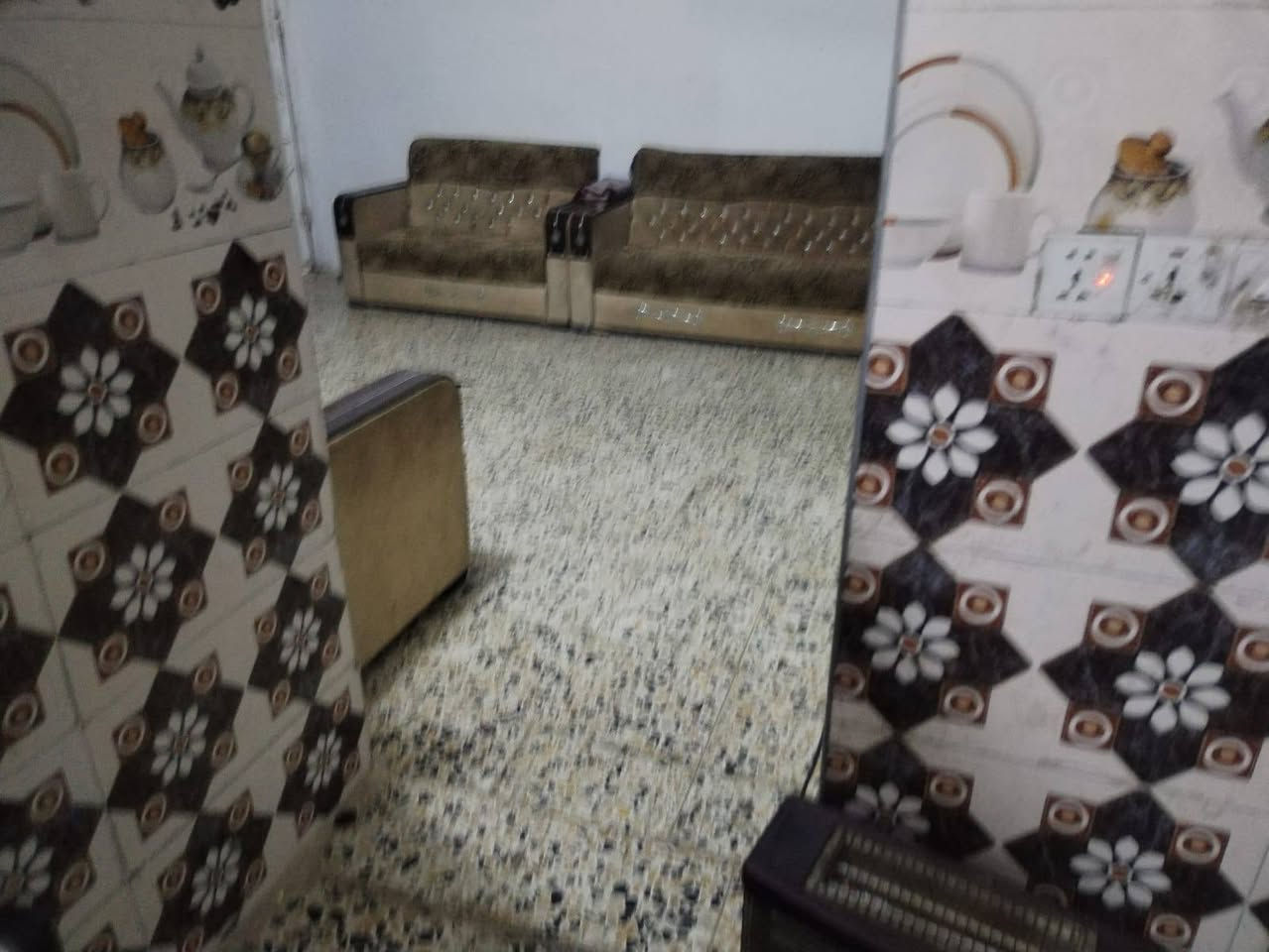 اسلام عليكم بيت للبيع في حي الحكيم عبور المجسر الحولي يبعد عن شارع ٣٠٠ متر مساحه البيت ٢٠٠ متر مبني غرفه وصاله ومطبخ واستقبال وصحيات داخليه وخارجيه ارضيه كاشي والجدرات سيراميك السكف سندويج بناء بلوك سعر المطلوب ٢٥ وقابل للتفاوض ***********
