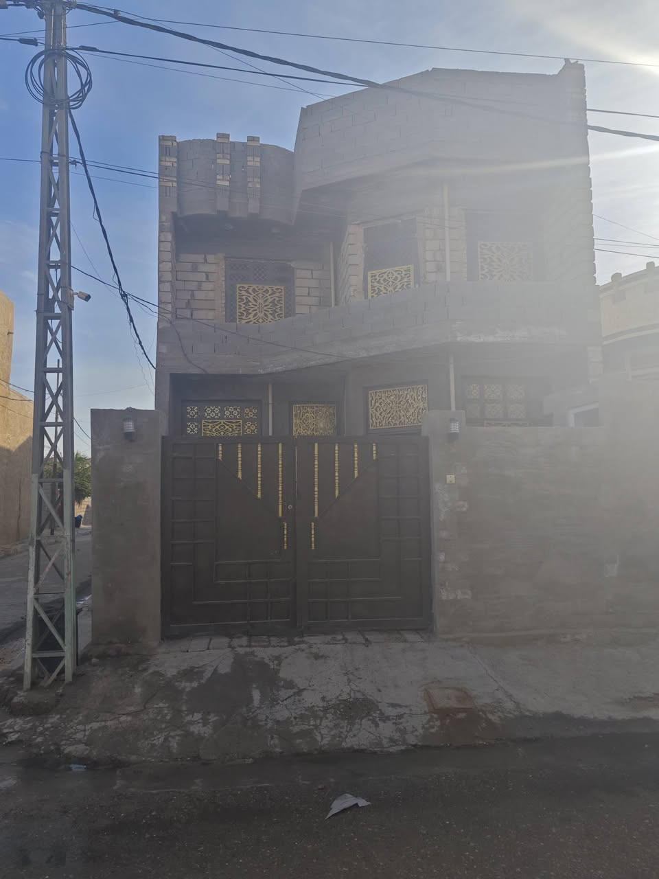 للبيع 
ركن على ىشارعين 8 المساحه  بلسند 133 واجه 7.10 نزال 19.60 واقع حال 140 متر طابق ارضي طابوق طابق ثاني ثرمستون مكون من 3 غرف نوم صالتين واستقبال حمام عدد 2 مكانه حي رساله 
#سعر95 #وبيه #مجال 
للاستفسار ***********
