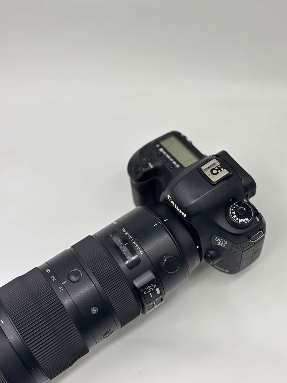 كأمره كانون   (💣 ✨5D-lll 📸💣) نضافه 99/100 كامل ملحقات
مع عدسه 70-200 فتحه 2.8
2- حقيبه 💫
3- حزام كتف✅
4- شاحنه اصليه ✅
5 بطاريه اصليه ✅
الدفع بعد ال فحص و القناعه التامه 
 ***********
