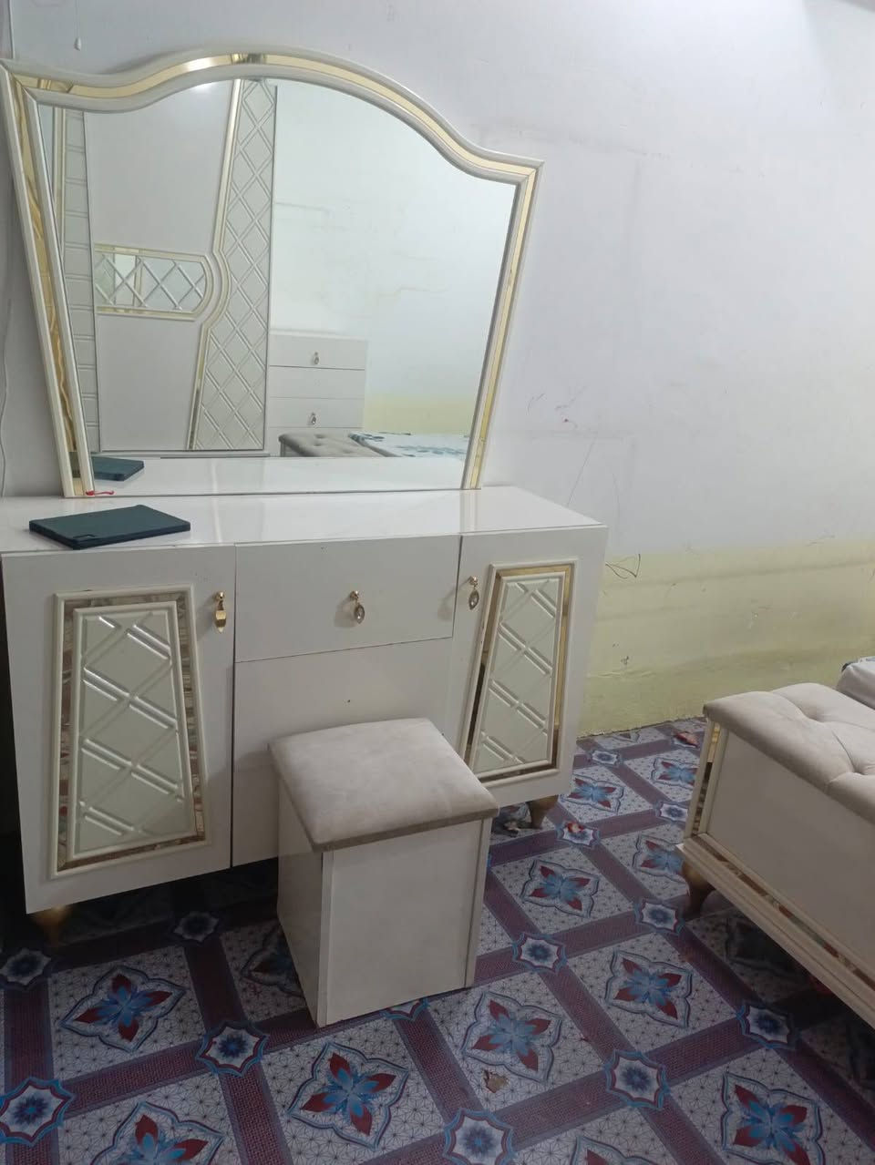 غرفه تركيه للبيع نظيفه استعمال قليل السعر 900وبيهه مجال الاتصال عالرقم ***********

