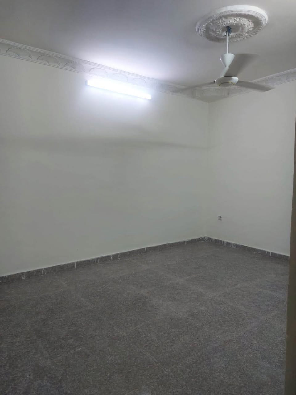 مرحبا مشتمل في حي الخضراء طابق ارضي يحتوي على غرفه نوم وهول وحمام ومطبخ ومنور وطرمه للايجار فقط للموظفين  للاستفسار الاتصال على الرقم ***********
