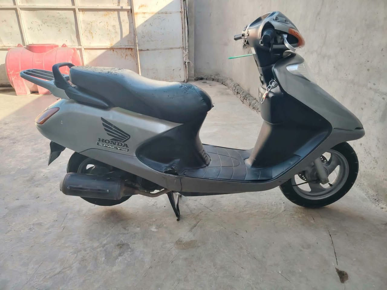 💎السلام عليكم ورحمة الله وبركاته 👋👋
💎شباب الماطور معروض للبيع 🏍️🏍️🏍️
💎نوع الدراجة هوندا سبيسي ياباني
الدراجة شلعة ومعدل اتخبل جوه ال100 شرط
دراجة ناعسة ورزنة شرط طبة 
اللون زيتوني طافي مميز
👈 موديل حديث 
💎المحرك بشرط محرك برغي مامفتوح ✔️
💎ماتصرف عليه ربع غير ال ((دهن))وال ((بانزين))
💎السعر بلاش /550 الف مجال بسيط حك الجيه للشراي 
💎مكاني موصل ايسر 
💎شباب رجاءً مايعجبك السعر اعبر المنشور وكلشي
💎اتلكي بلسوك
💎📞0⃣7⃣7⃣5⃣8⃣5⃣8⃣7⃣8⃣5⃣5⃣
💎الشراي يتصل بيك خير وتدلل
