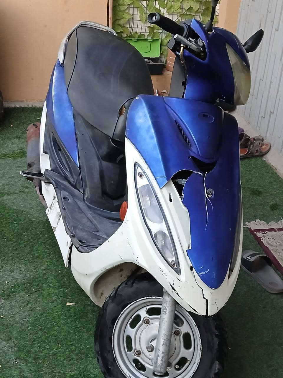 كامكو g4 للبيع 
شغاله بس تأخر بالتشغيل من اشد الشوته متشتغل بس تجرخ سلف من افتحها تشتغل ماعرف سببها كابريته التجارية ذرة دخانه بيضه مابيه 
ابيعك كومه حديد بس لتكلي هذا نقصه هيج وهاي هيج تاخذها ترتبها انته تعوفه على وضعه هم شغاله ومبيه شي سعر 250 وبيه مجال بسييط 
عنواني نجف شارع المجمعات 
***********
