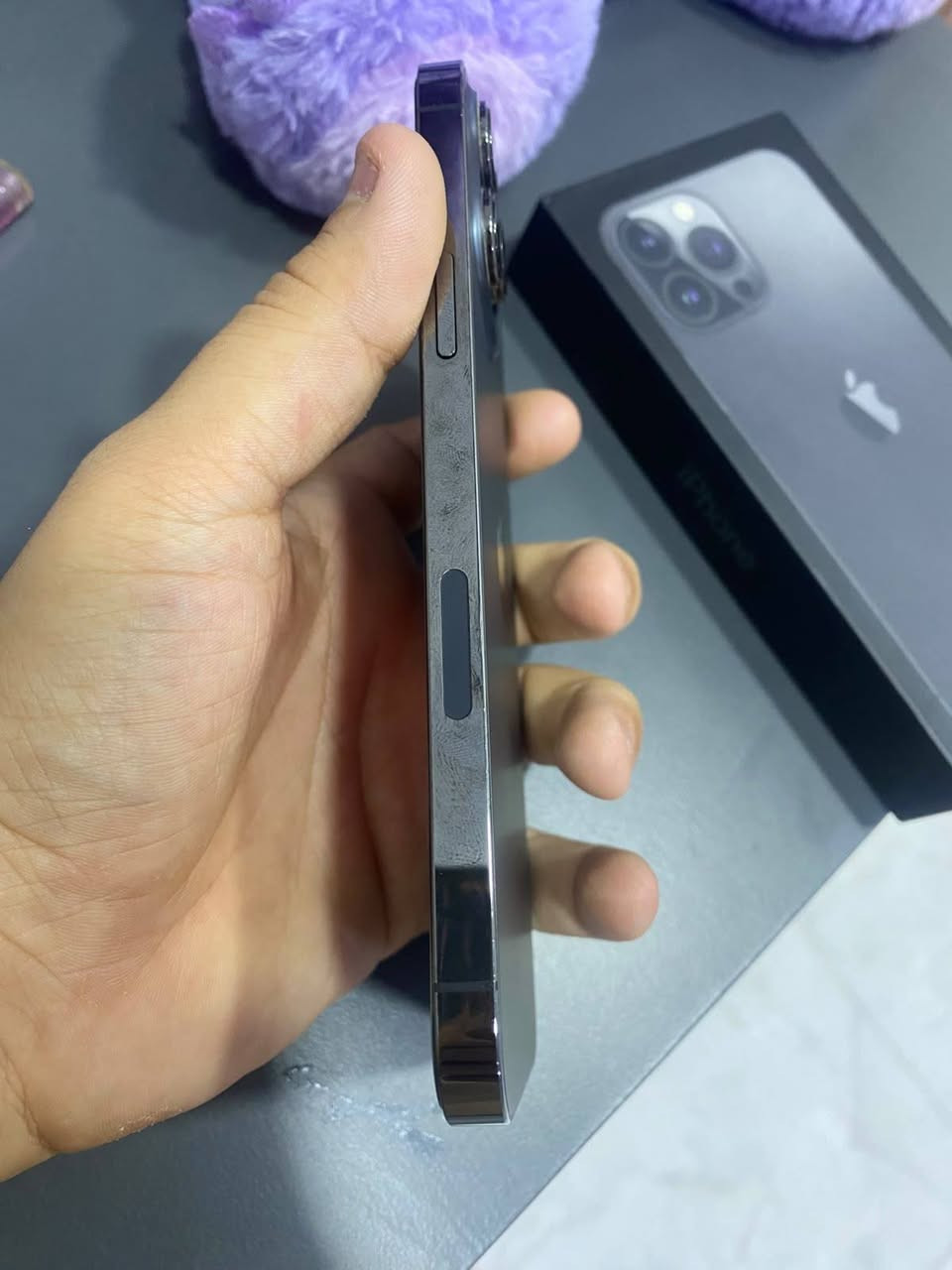 13 برو ماكس مكفول من كلشي 

ذاكره 512 
بطاريه 94 بلاد 

جهاز كلش جديد ماصار هواي من اخذته 

مكفول من كلشي خدش مابي 

ملحقاته كامله كارتون وشاحن 

سعر 635 وبي مجال 

تواصل ***********
