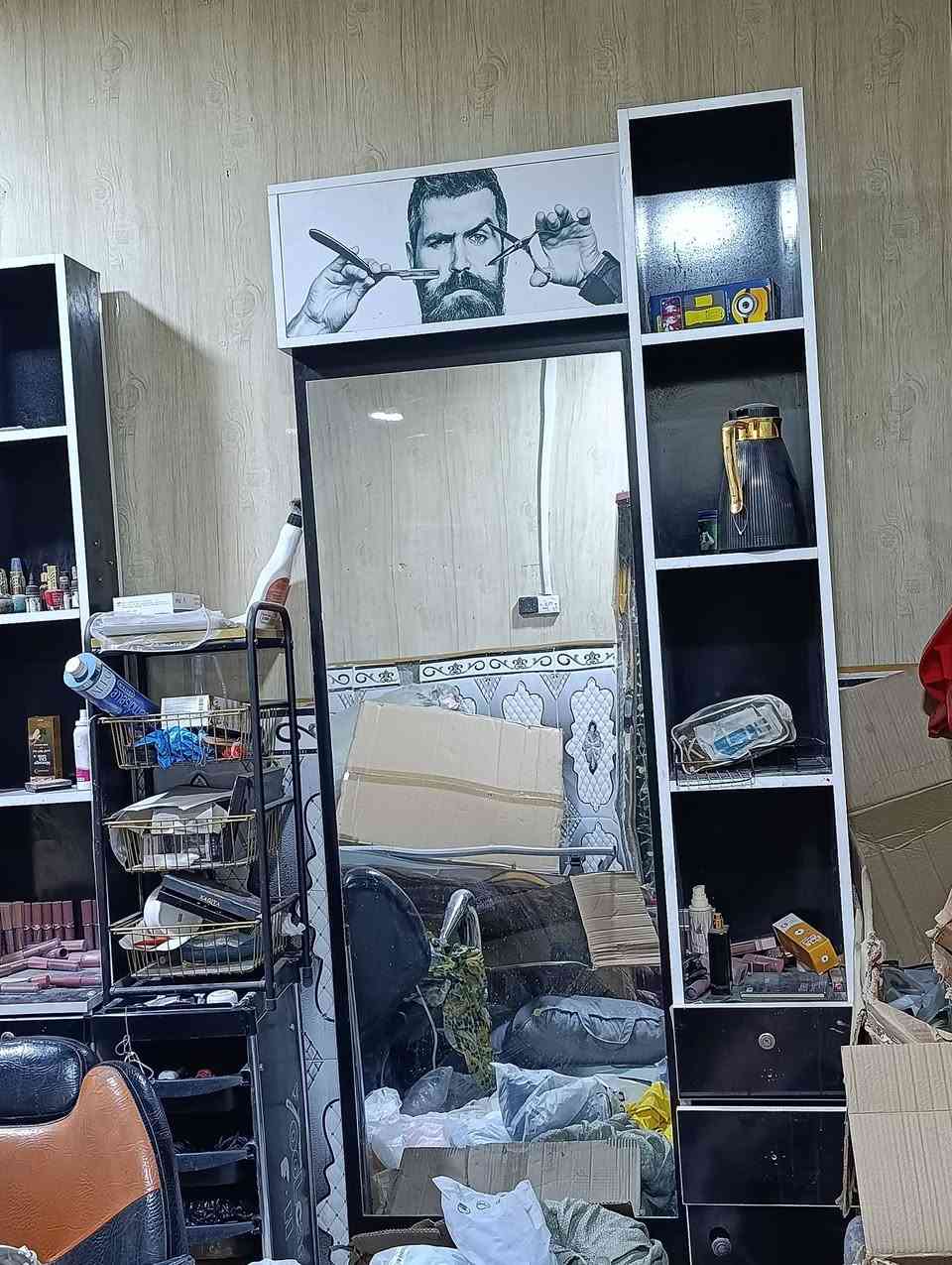 سلام عليكم عندي ميز مرايه مال حلاقين عندي 3قطع  الواحد 135
وعندي كراسي 3 
الواحد علا 60
رقمي ***********
مكاني جنينه تجاري
