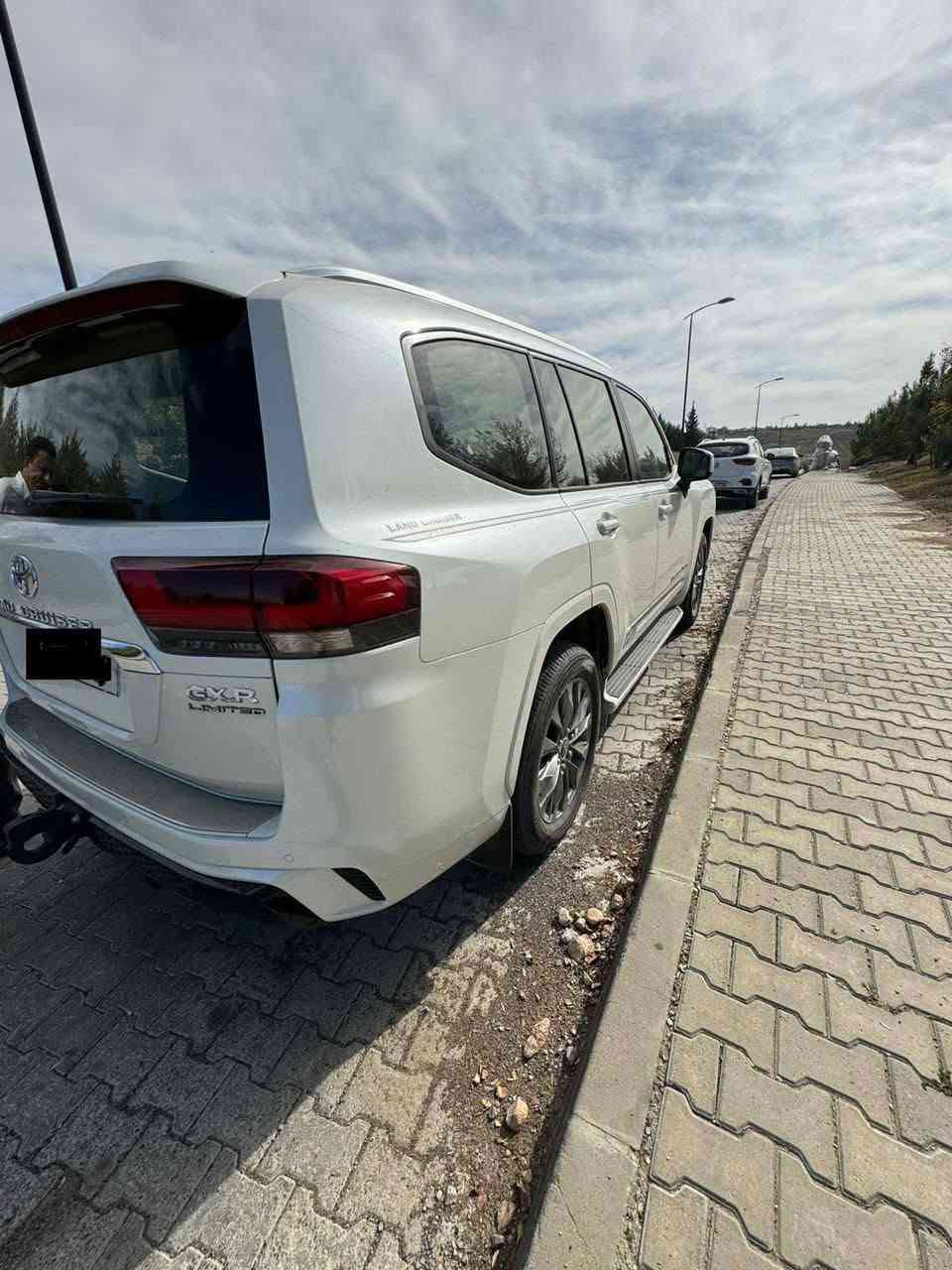 السلام عليكم 
لاندكروز 2023GXRلمتد ساز
رقم بغداد مكان السياره بغداد 
مواصفات
مكينه 4000تنفس طبيعي 
كامرات 360درجه
كشنات جلد 
تحديد مسار 
تشغيل عن بعد
تبريد مقاعد 
ثلاجه 
كير 10نمر
فتحه سقف
انارات ترحيب 
شاشات خلفيه
مغلفه بي بي اف بالكامل 
سياره كفاله عامه 
بأسمي 
السعر:69
للاستفسار:***********
