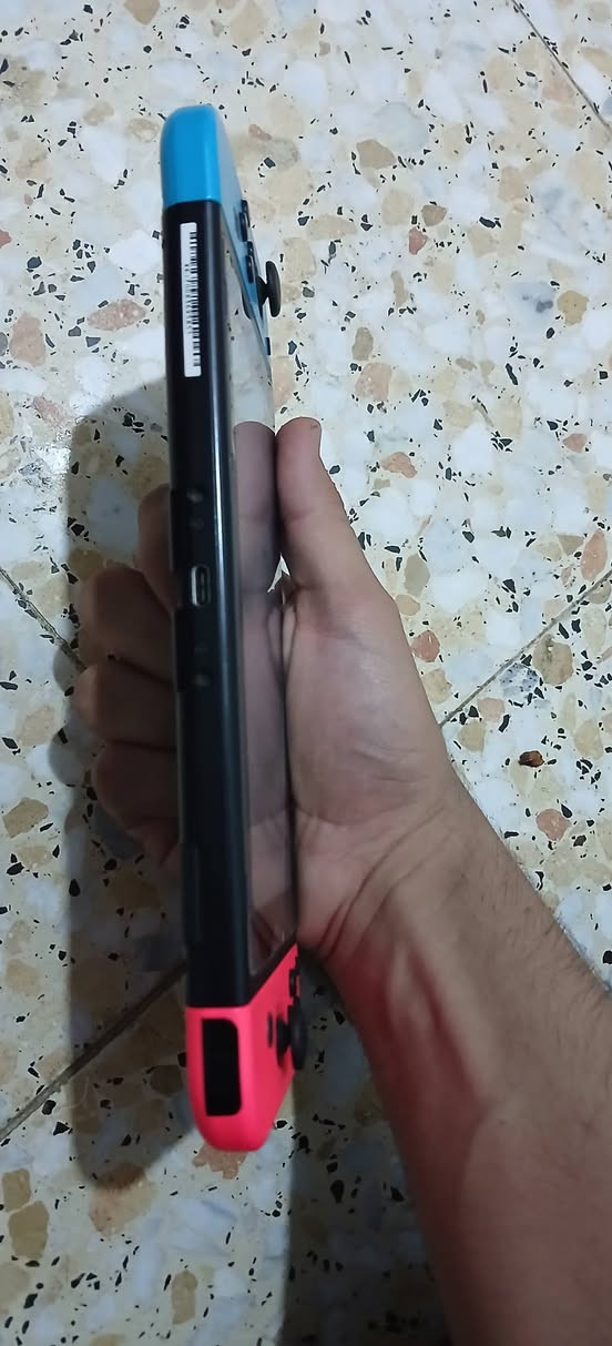 نتيندو سويج ويا رام اصلي ١٢٨ كيكا  وجوستكات  اضافي وقاعده مالجوستك
بس هاذا الشي الي يعرض عل شاشه ما ويا ضايع 
اريده ب ١٥٠ 
مكاني ديوانيه وماعندي توصيل    ***********
