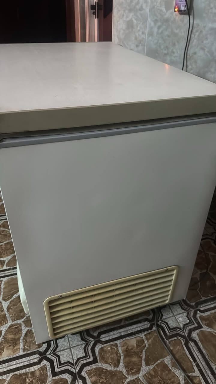 مجمدة للبيع نوع كونكورت نظيف شرط الشغال ثلج بس اوتوماتيك عاطل يشتغل بجهاز توقيت قياس واجهة 100 سم عمق 60 سم سعر 175 الي يريد يخابر على رقم ***********
