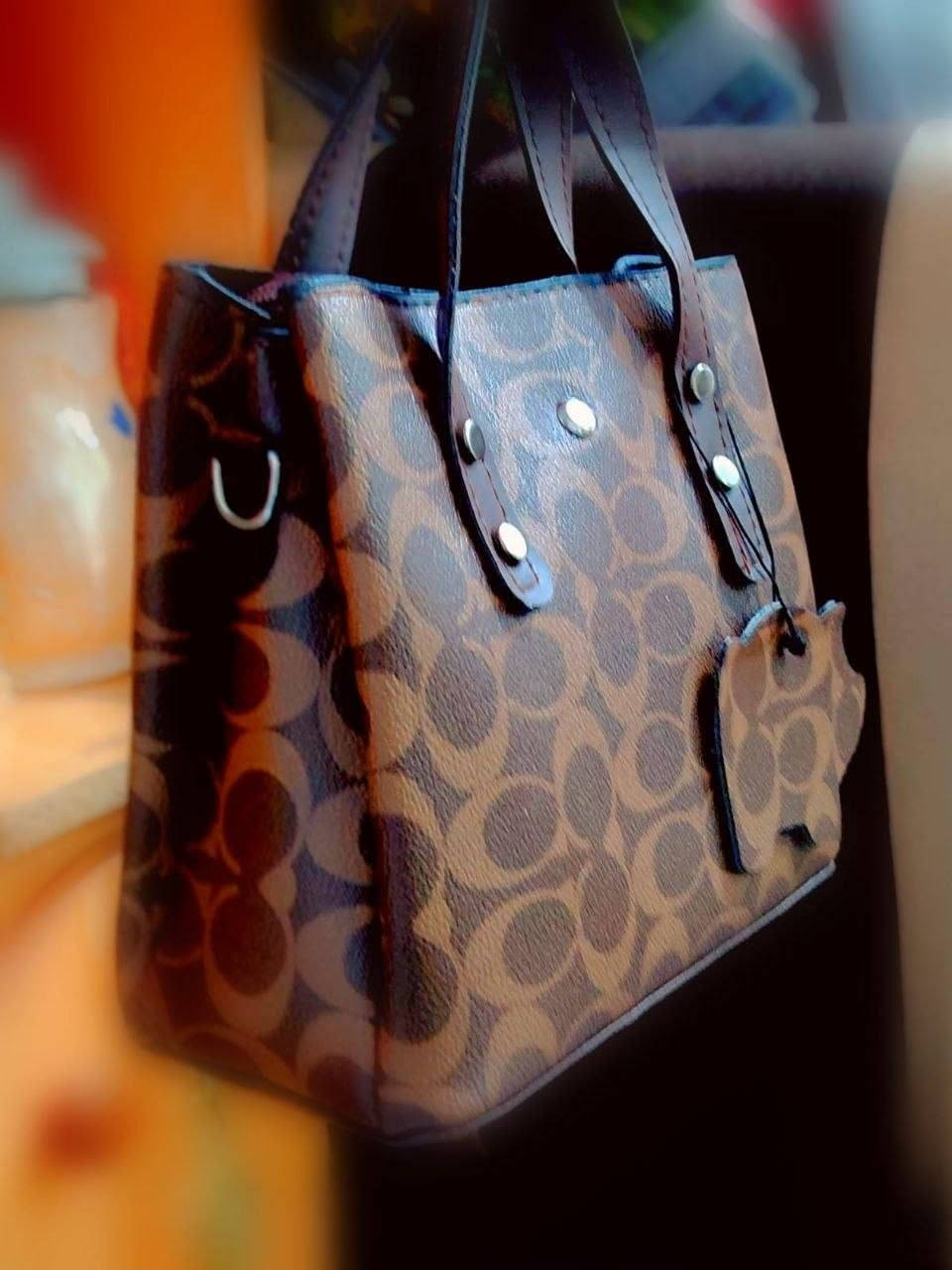 جنط جلد قطعه 7 الف فقط❤️‍🔥 كل ٤ قطع جنطه هديه👜 من اختيار البيج  توصيل🚗 الف داخل رفاعي للحجز مراسله خاص 👇

