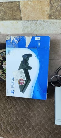 ​🎮 للبيع بلايستيشن 4 (PS4) بحالة ممتازة وبسعر لقطة! 🌙 المحتويات: الجها...
